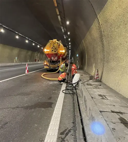 洪江隧道排水渠清淤